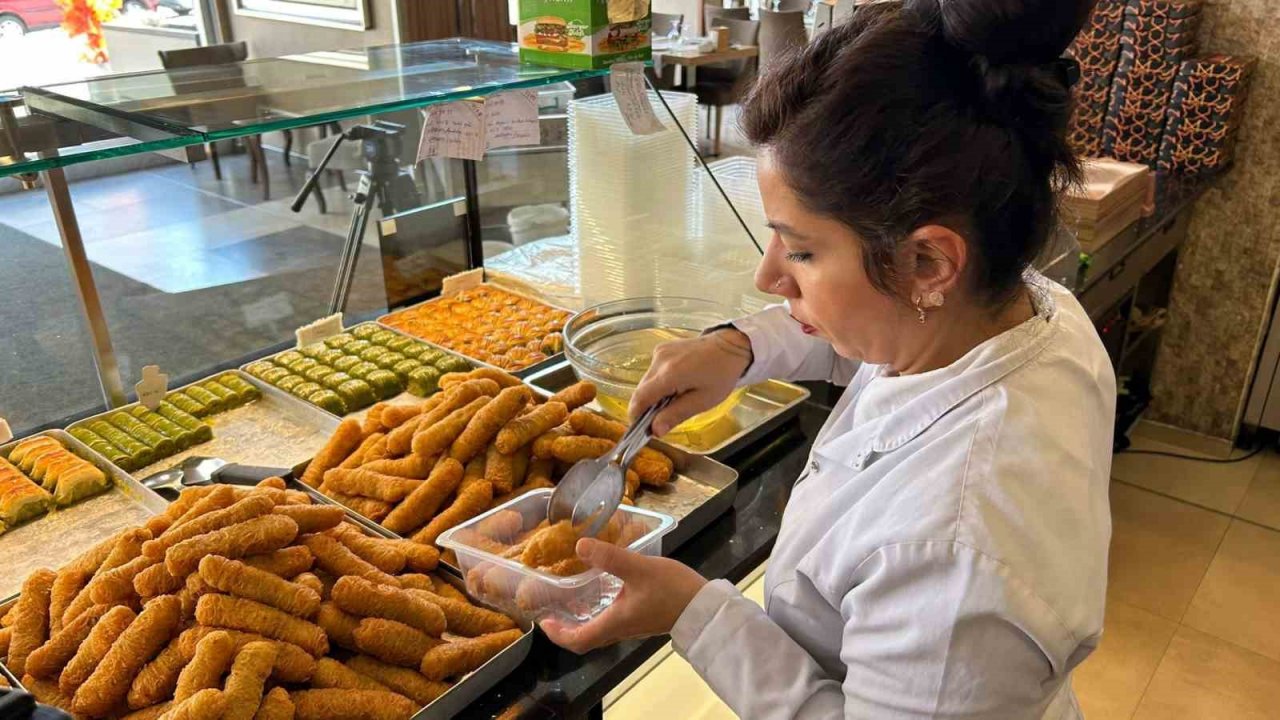 Erzurum’da iftar sofralarının vazgeçilmez tatlısı ‘kadayıf dolması’