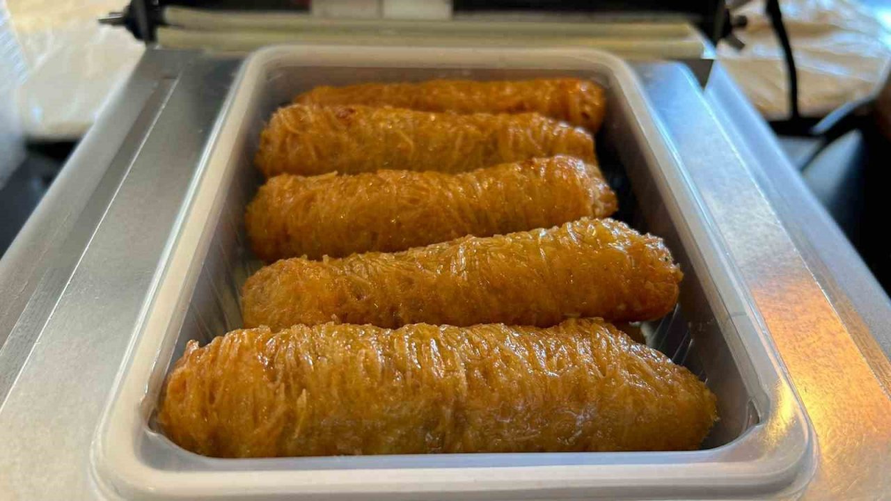 Erzurum’da iftar sofralarının vazgeçilmez tatlısı ‘kadayıf dolması’