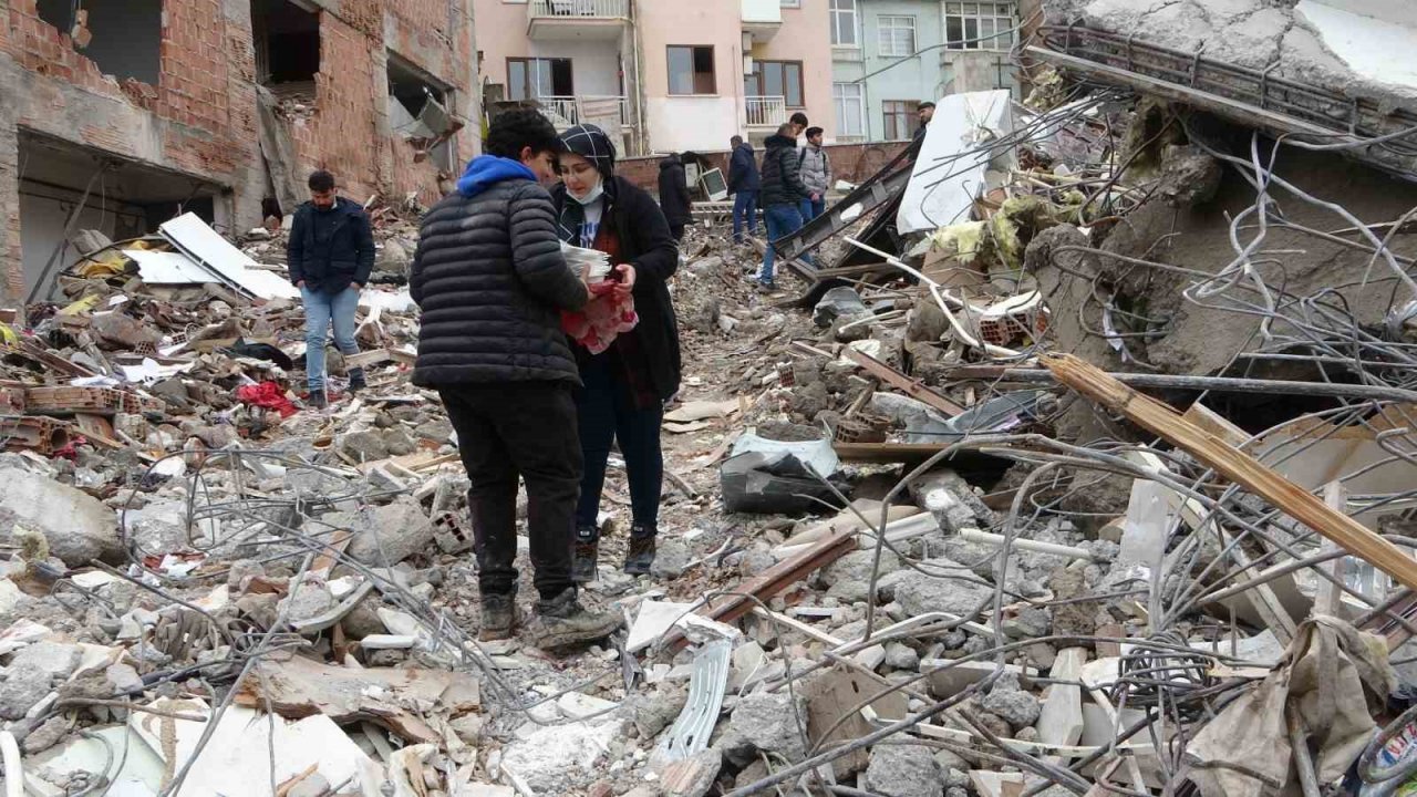 Malatya’da ağır hasarlı binaların yıkımı sürüyor