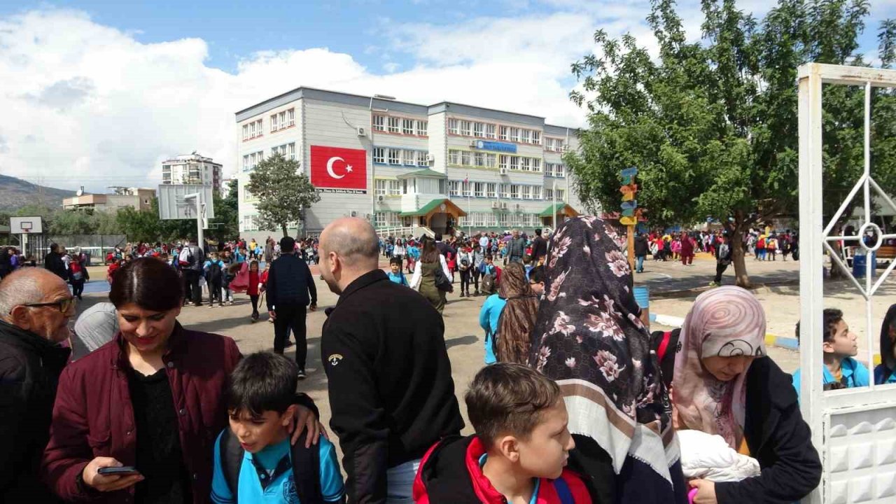 5.3’lük artçı depremde öğrencileri, öğretmenler sakinleştirdi