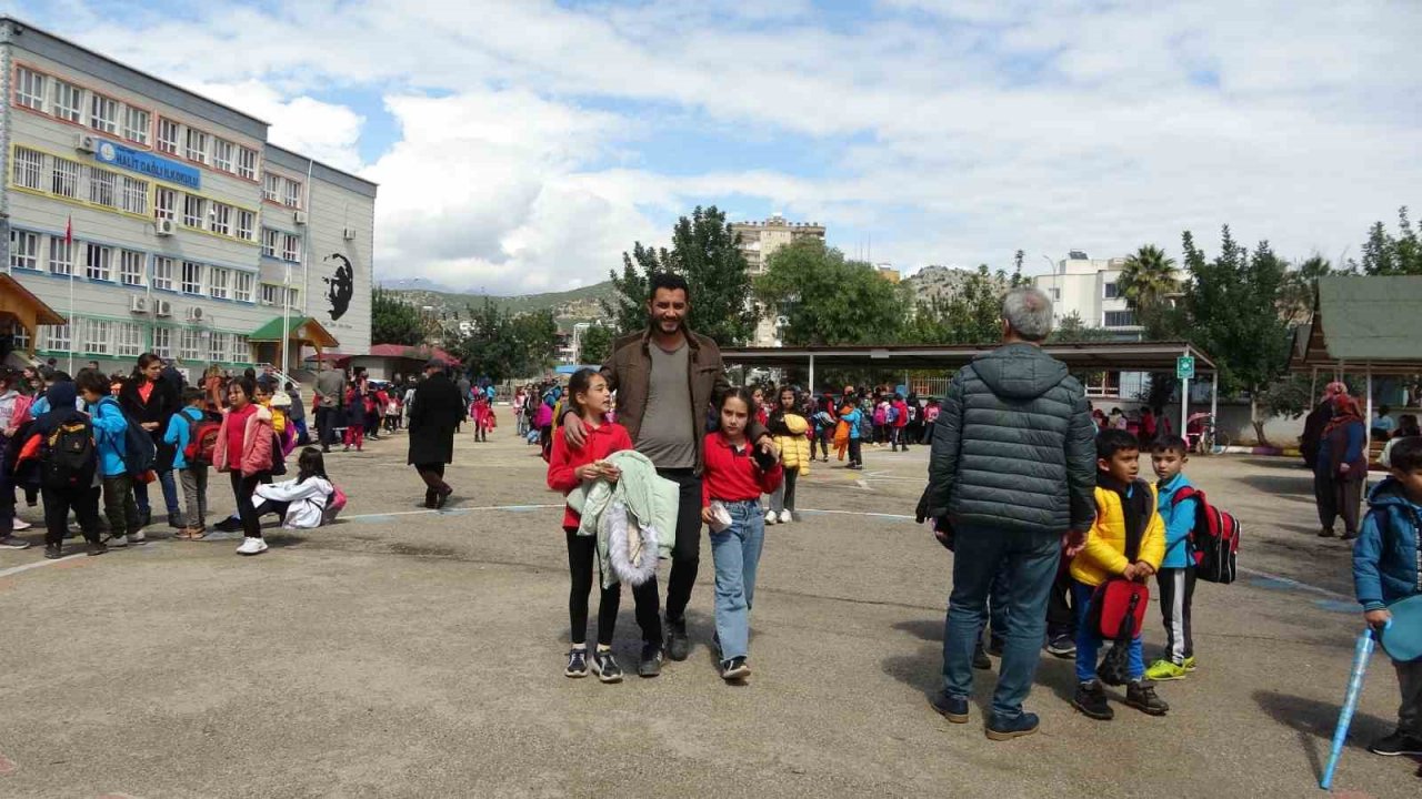 5.3’lük artçı depremde öğrencileri, öğretmenler sakinleştirdi