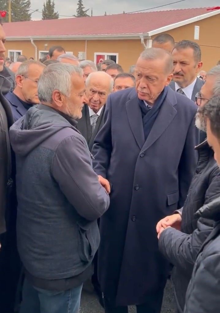 Depremzede Erdoğan’a dert yandı: "Ya CHP’ye ya da HDP’ye üye olacaksın konteyneri öyle alacaksın dediler"