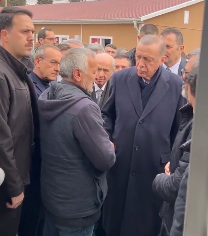 Depremzede Erdoğan’a dert yandı: "Ya CHP’ye ya da HDP’ye üye olacaksın konteyneri öyle alacaksın dediler"