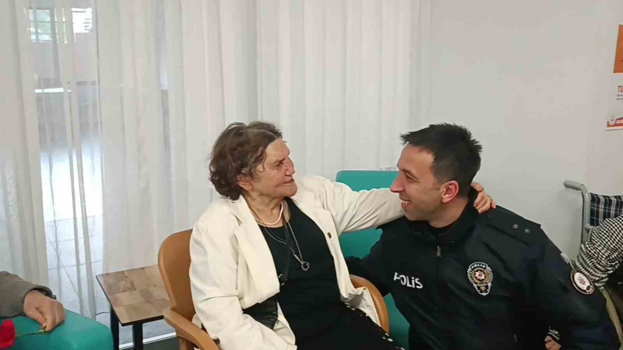 İzmir’de polisten huzurevine duygulandıran ziyaret