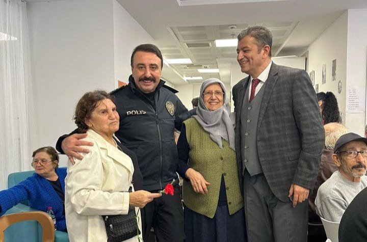 İzmir’de polisten huzurevine duygulandıran ziyaret
