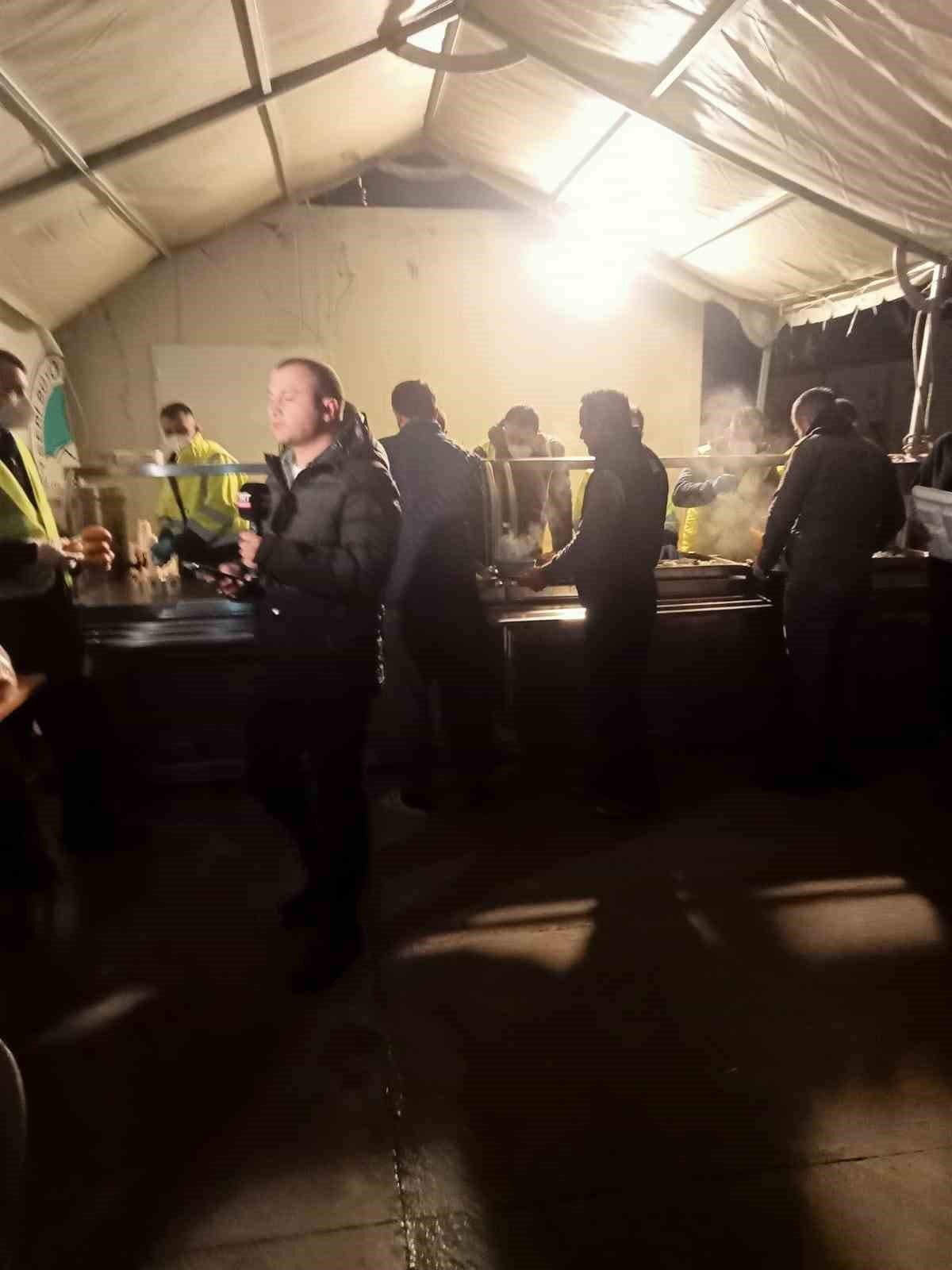 Kayseri Büyükşehir’den deprem bölgesindeki ilk konteyner kentte ilk sahur