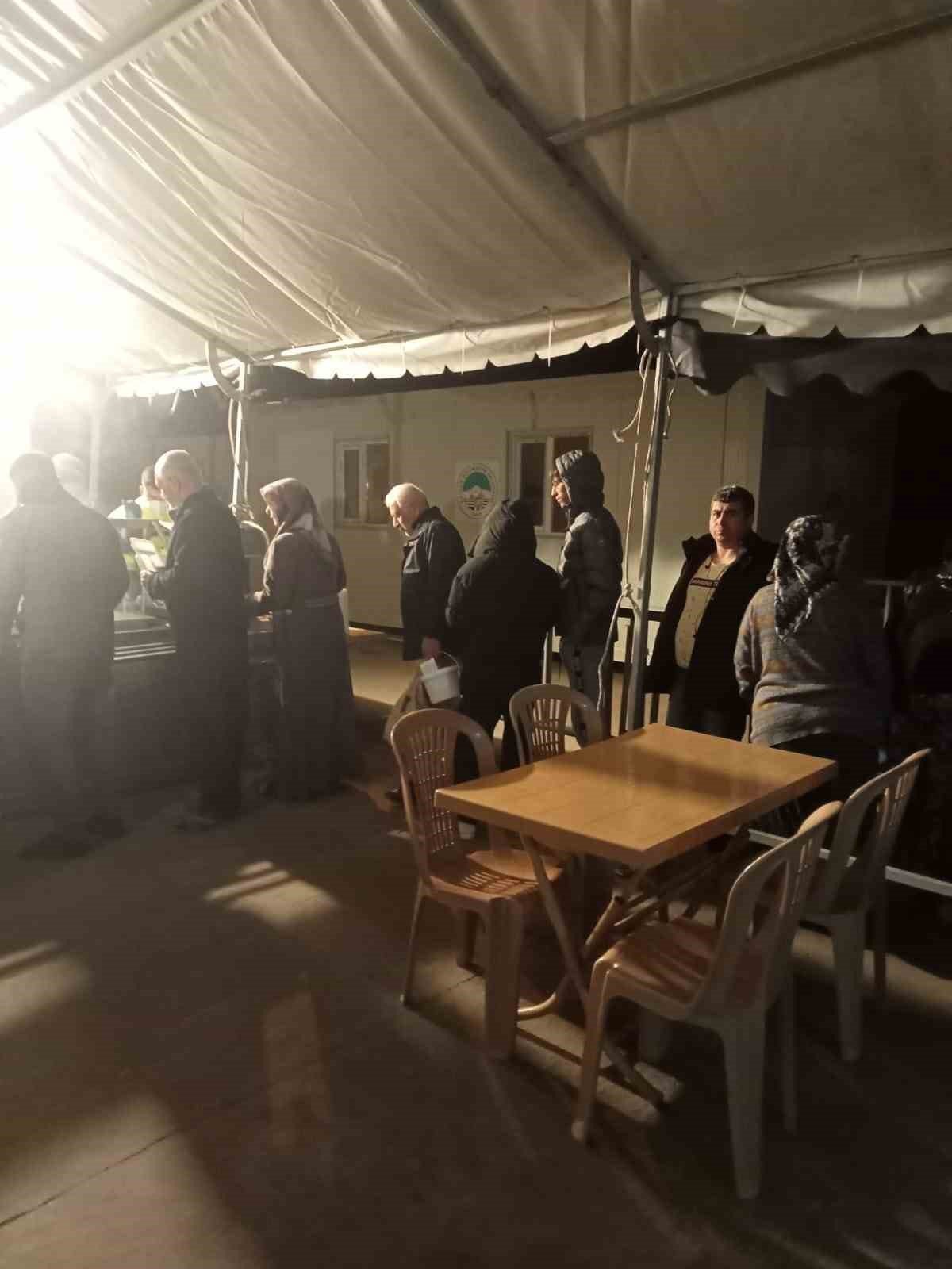 Kayseri Büyükşehir’den deprem bölgesindeki ilk konteyner kentte ilk sahur