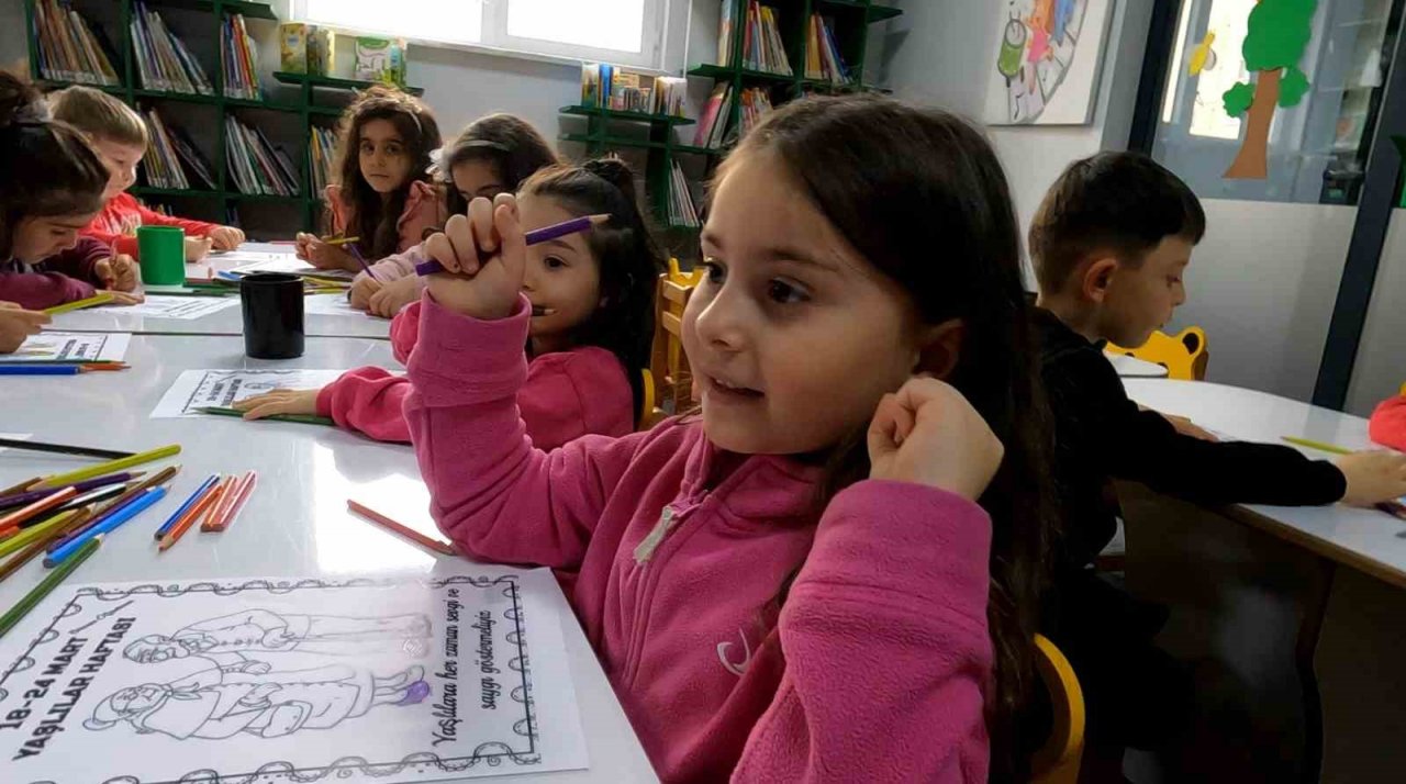 Erkilet Kütüphanesi’nde minikler Yaşlılara Saygı Haftası etkinliği düzenledi