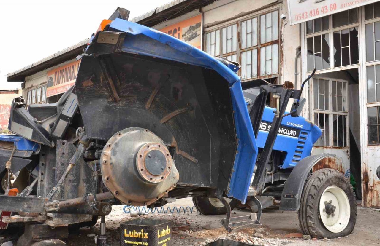 Enkaz altından çıkan traktörler, yüz binlerce liralık masrafla yeniden tarlaya dönüyor