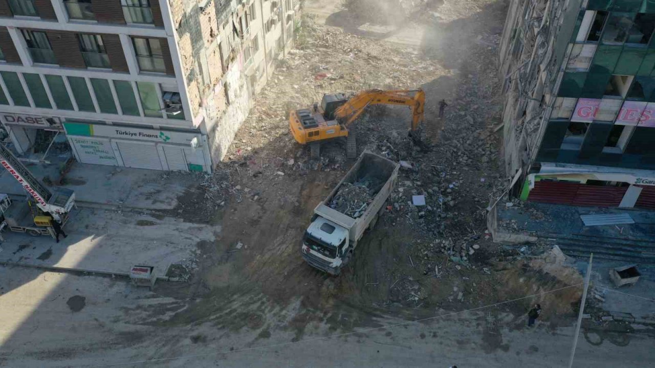 Kocaeli Büyükşehir, Hatay’da enkaz kaldırma çalışmalarına destek veriyor