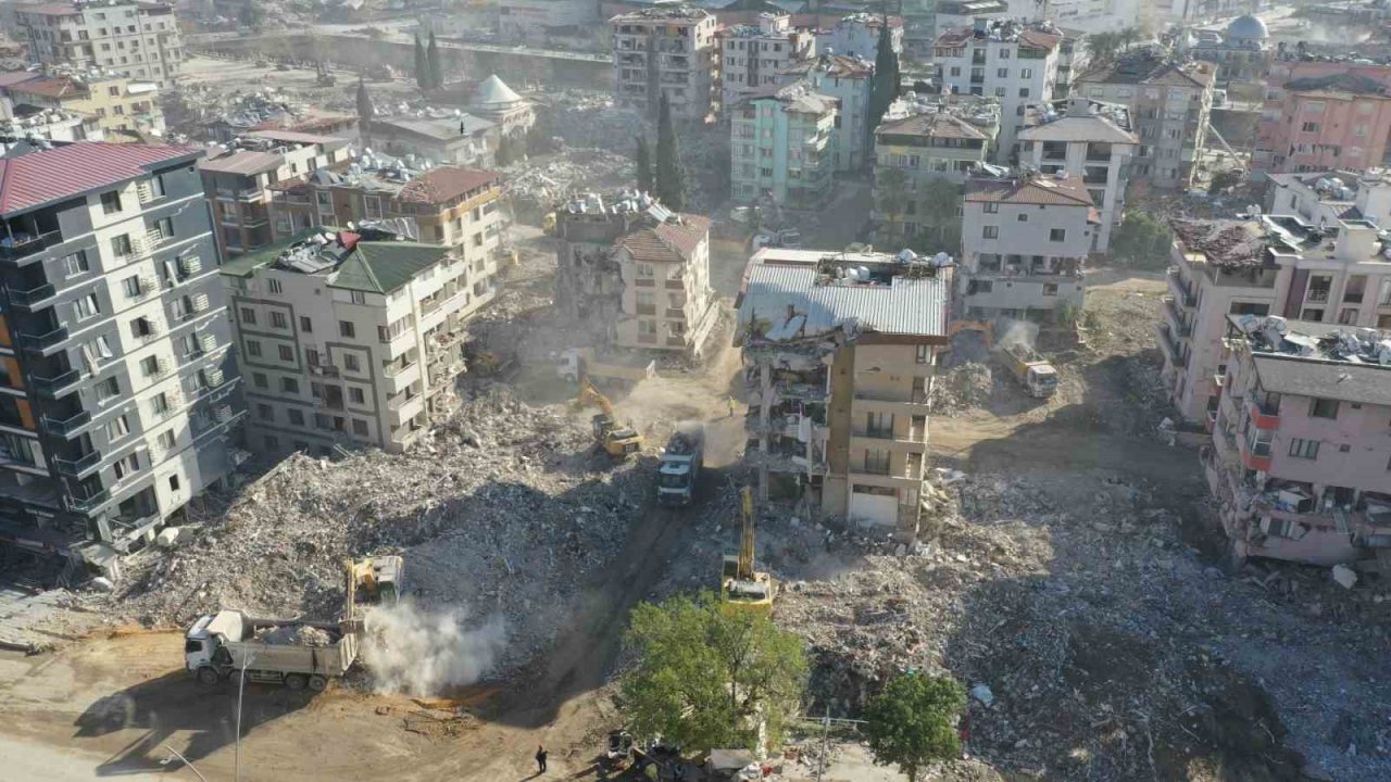 Kocaeli Büyükşehir, Hatay’da enkaz kaldırma çalışmalarına destek veriyor