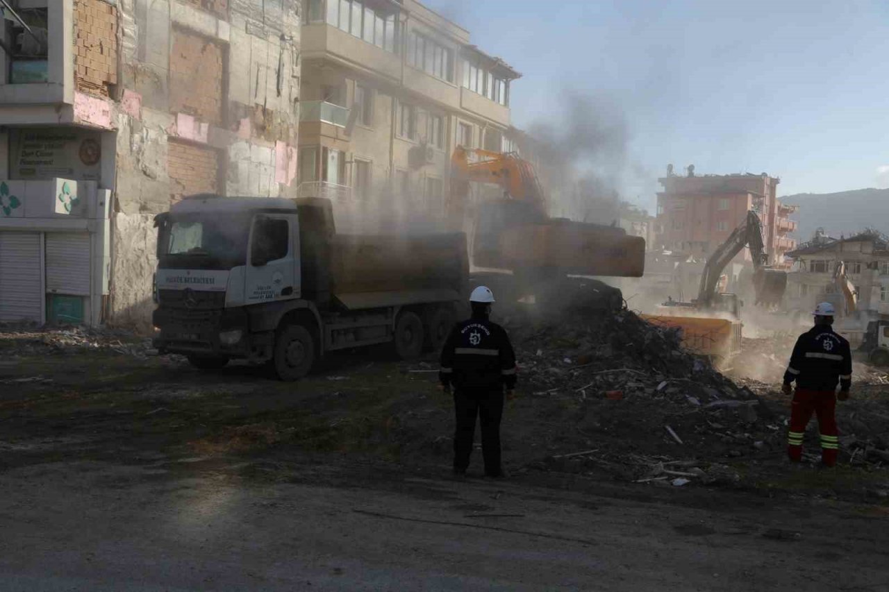 Kocaeli Büyükşehir, Hatay’da enkaz kaldırma çalışmalarına destek veriyor