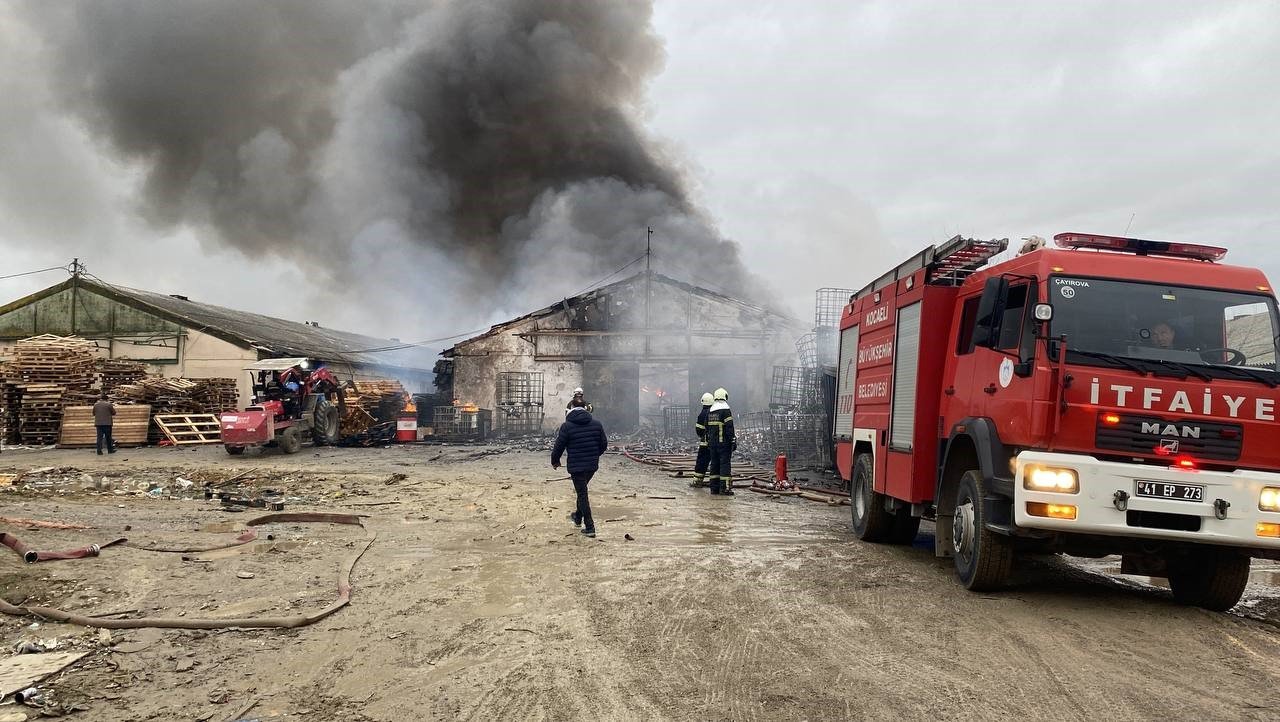 Gebze’deki temizlik malzemesi deposunda çıkan yangın kontrol altına alındı