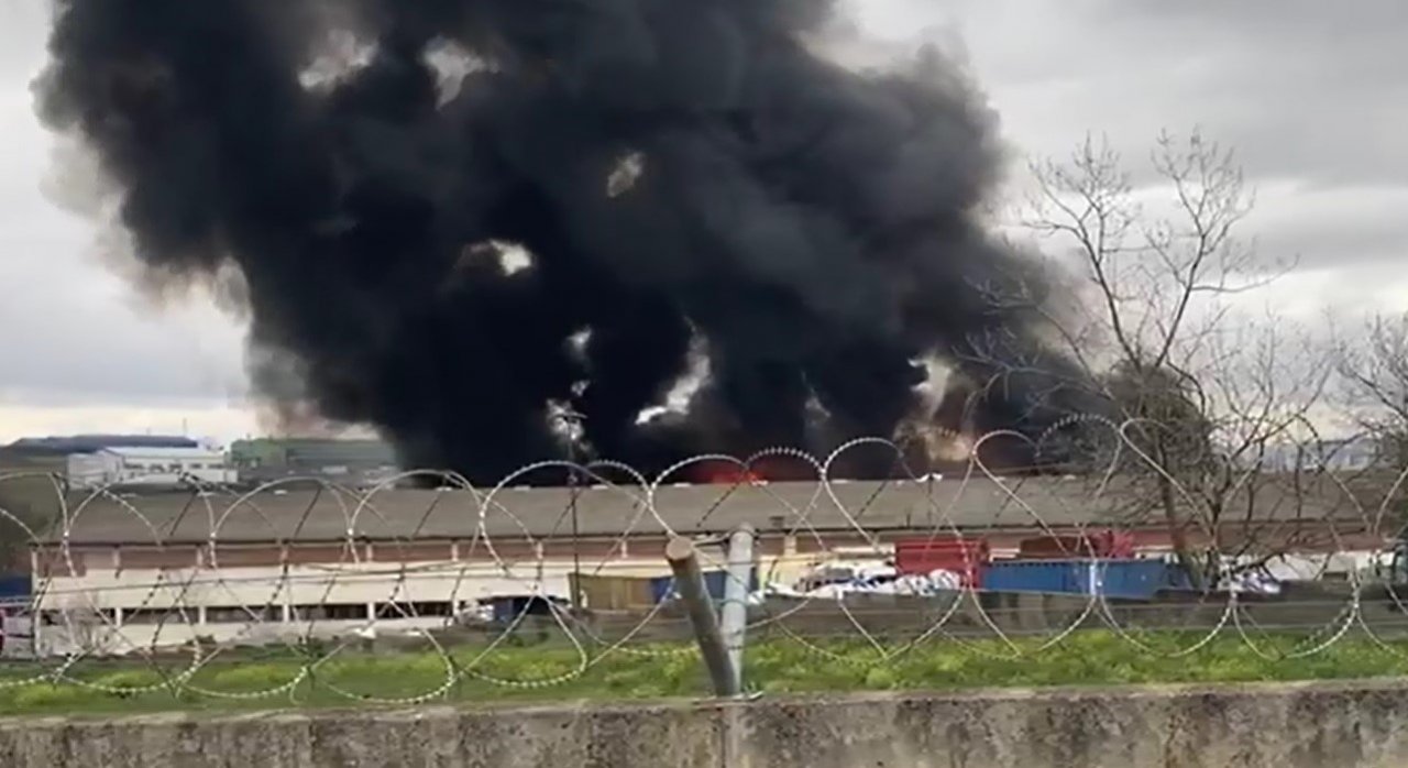 Kocaeli’de temizlik ürünlerinin üretildiği fabrika alevlere teslim oldu