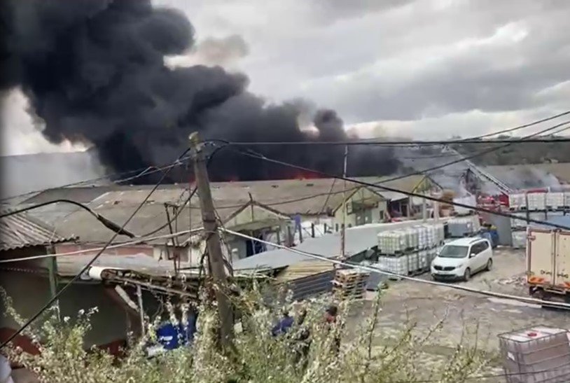Kocaeli’de temizlik ürünlerinin üretildiği fabrika alevlere teslim oldu