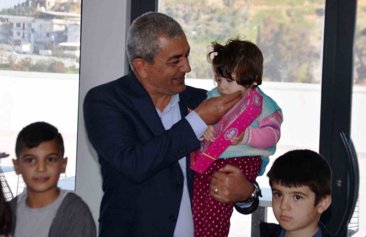 Başkan Kaplan depremzede çocuklarla yakından ilgileniyor