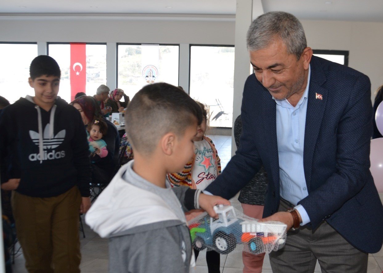 Başkan Kaplan depremzede çocuklarla yakından ilgileniyor