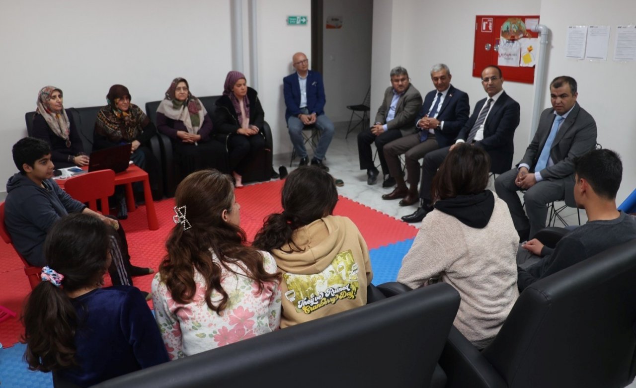 Başkan Kaplan depremzede çocuklarla yakından ilgileniyor