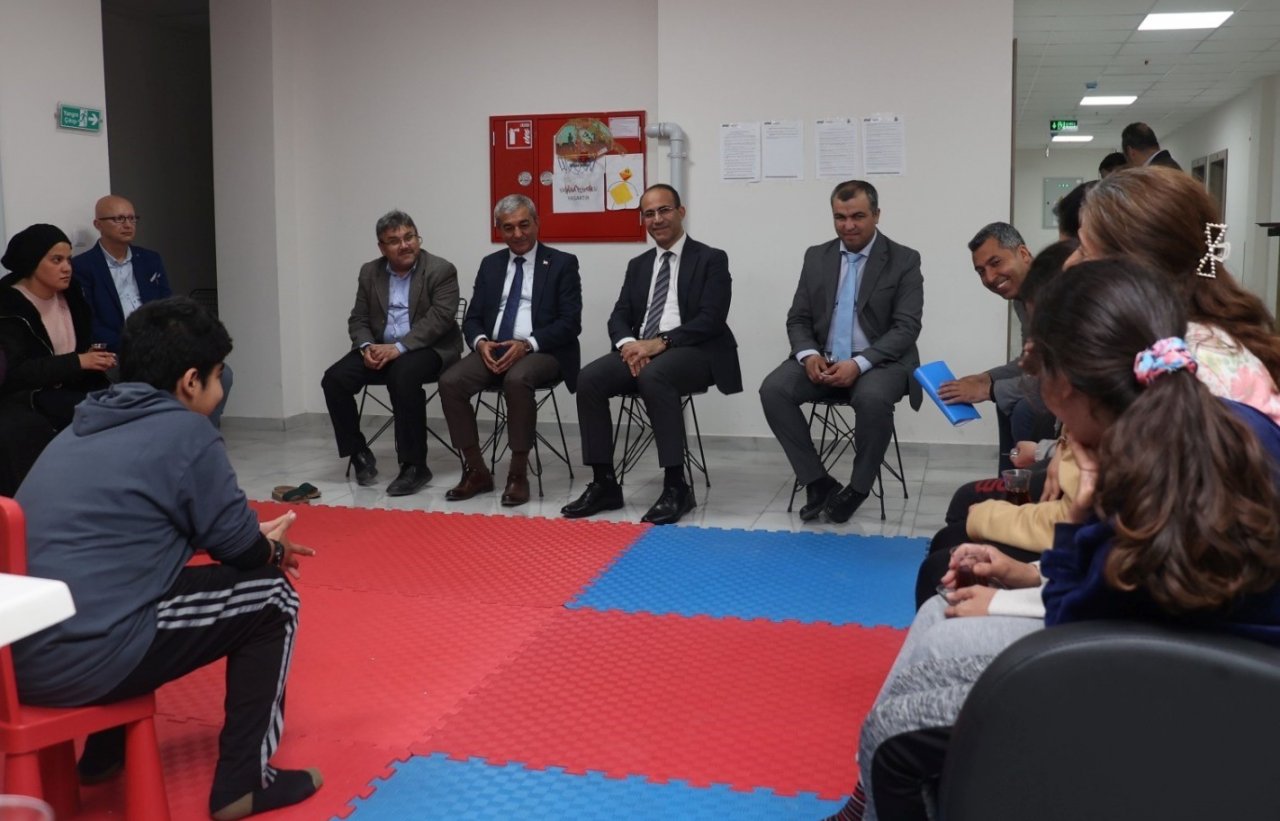 Başkan Kaplan depremzede çocuklarla yakından ilgileniyor