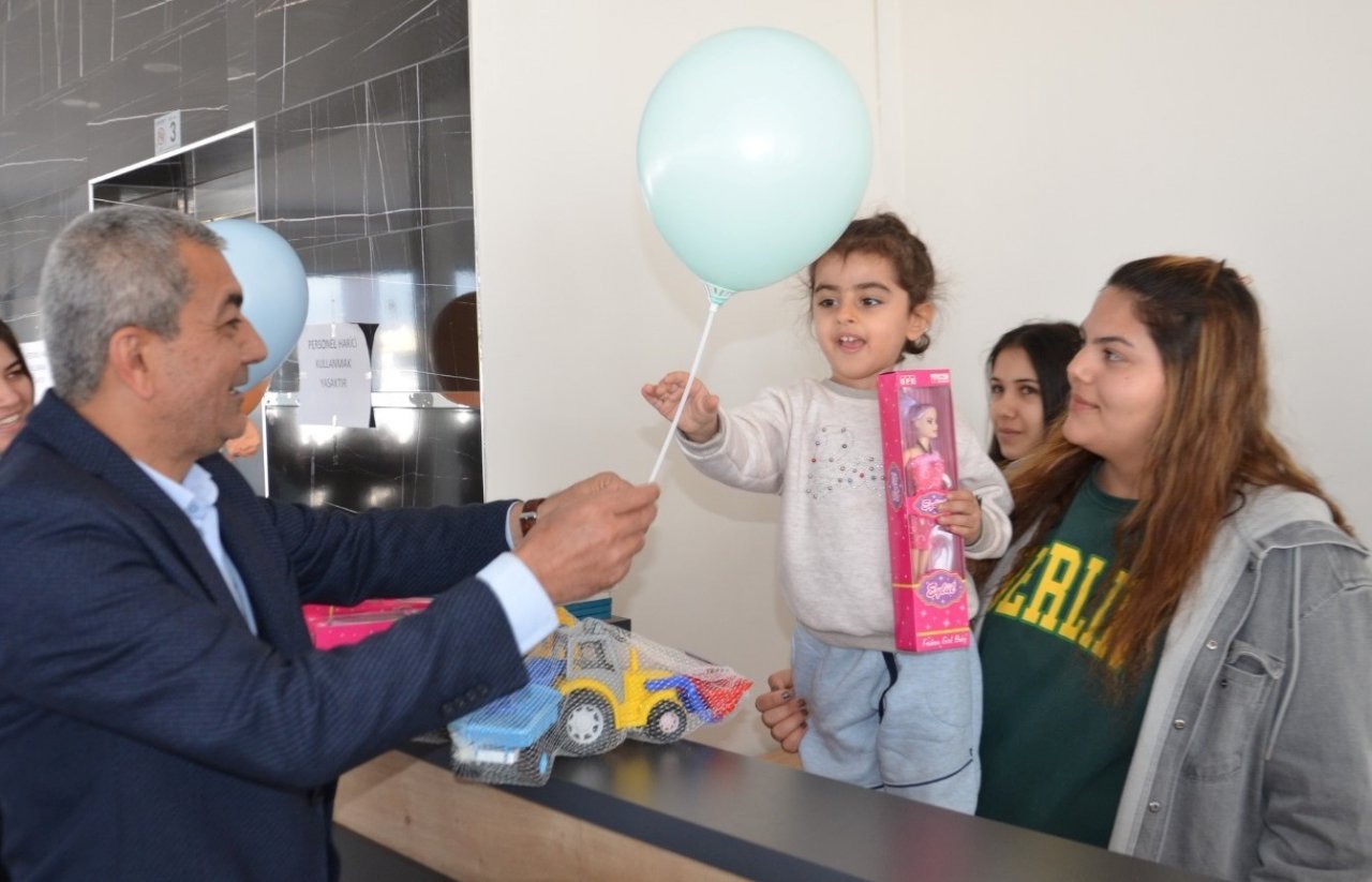 Başkan Kaplan depremzede çocuklarla yakından ilgileniyor