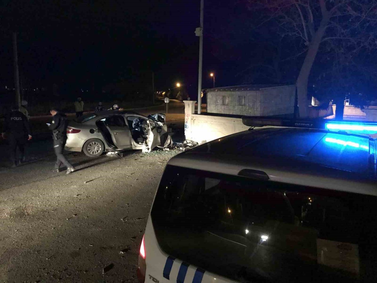 Kontrolden çıkıp duvara çarpan otomobilin sürücüsü hayatını kaybetti