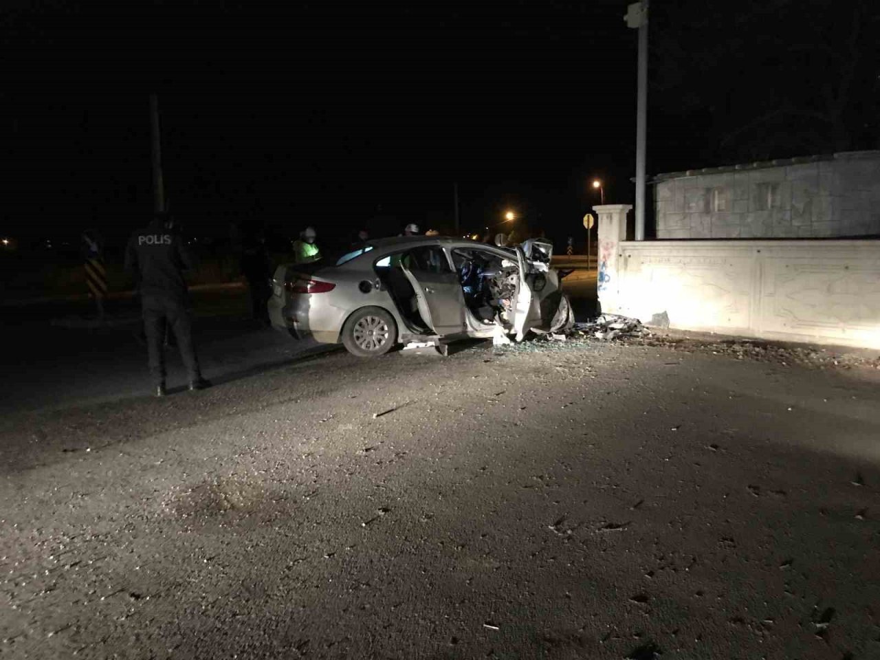 Kontrolden çıkıp duvara çarpan otomobilin sürücüsü hayatını kaybetti