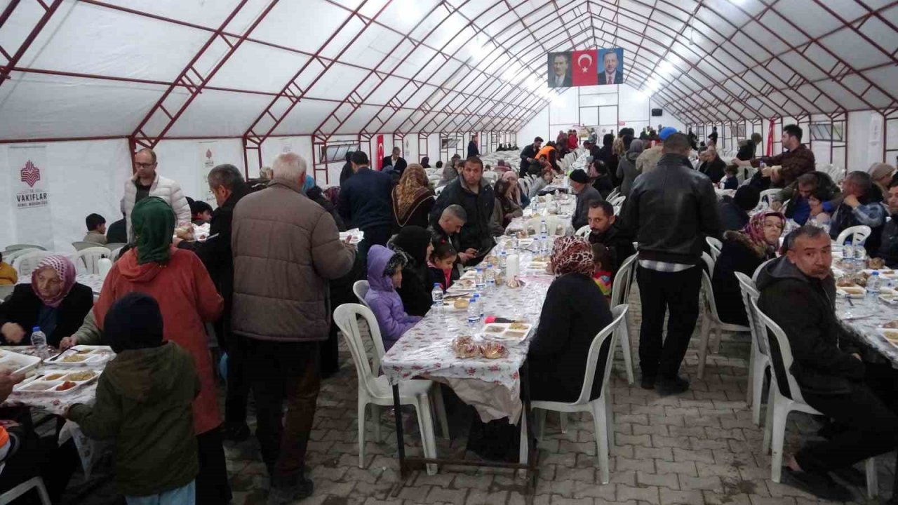 Bakan Ersoy: “Bu afeti el ele vererek birlikte atlatacağız”