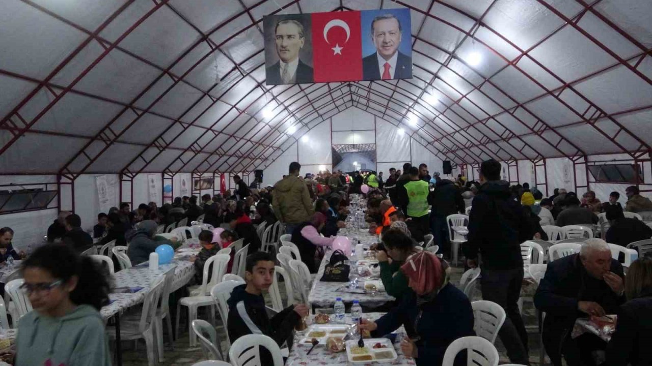Bakan Ersoy: “Bu afeti el ele vererek birlikte atlatacağız”