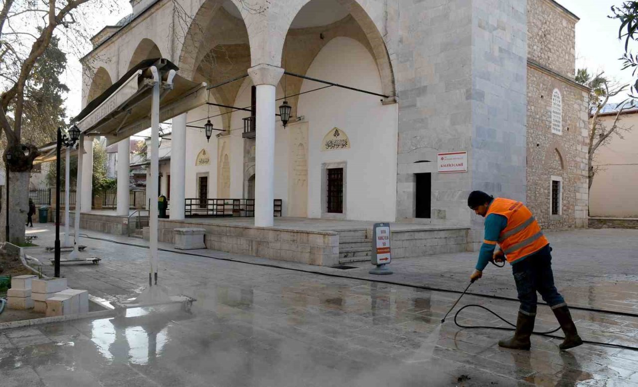 Kuşadası’nda Camiiler ibadete hazır