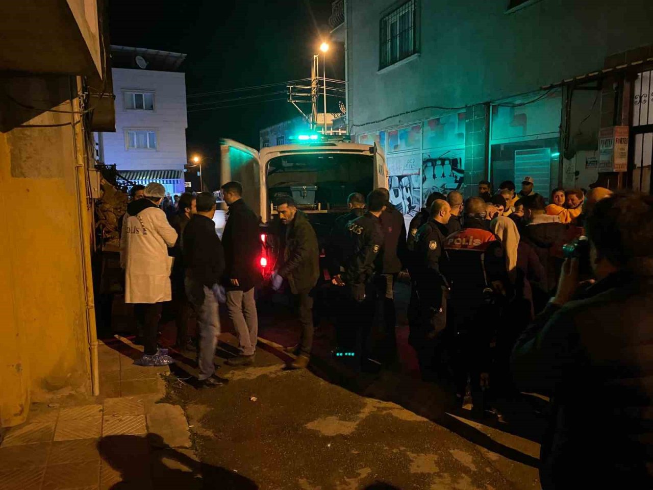 Annesini öldürüp çatıdan atlayan şahıs hastanede hayatını kaybetti