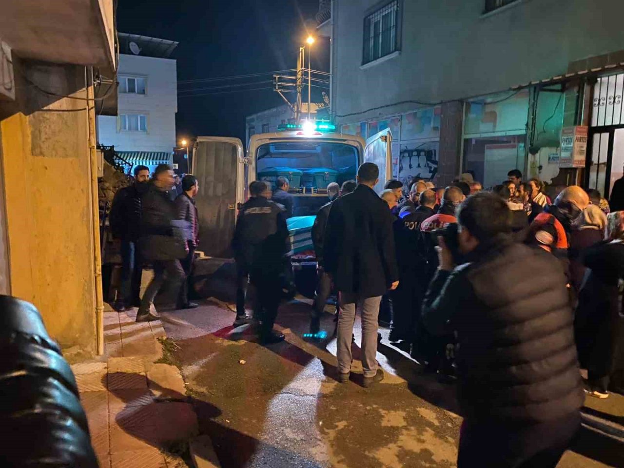 Annesini öldürüp çatıdan atlayan şahıs hastanede hayatını kaybetti