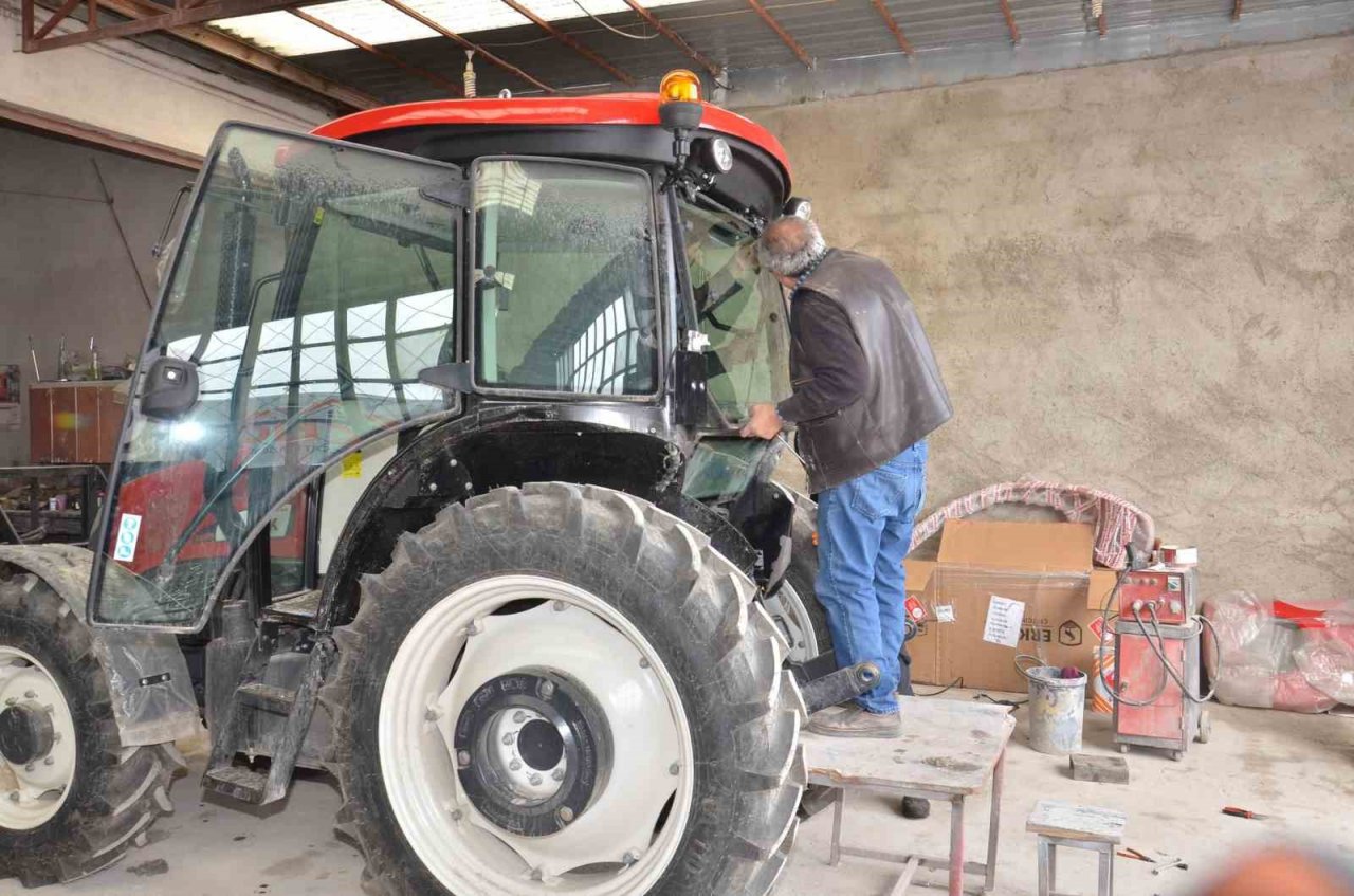 Enkaz altından çıkan traktörler, yüz binlerce liralık masrafla yeniden tarlaya dönüyor