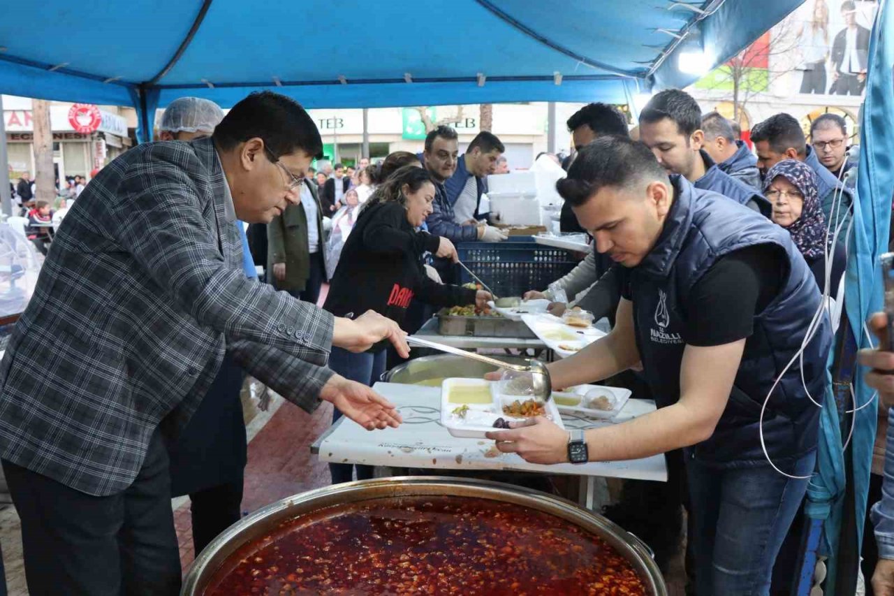 Nazilli’de ilk iftar Belediye Meydanı’nda yapıldı