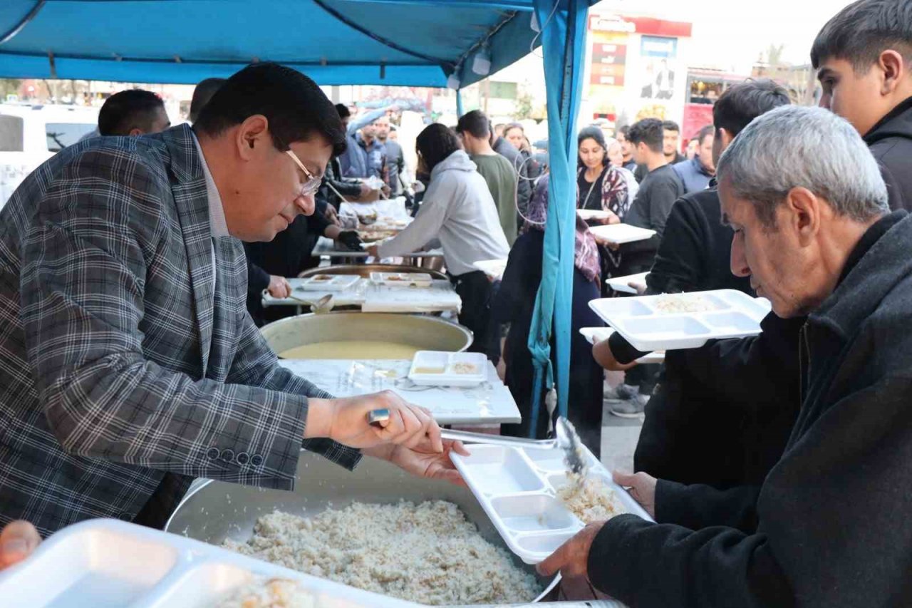 Nazilli’de ilk iftar Belediye Meydanı’nda yapıldı