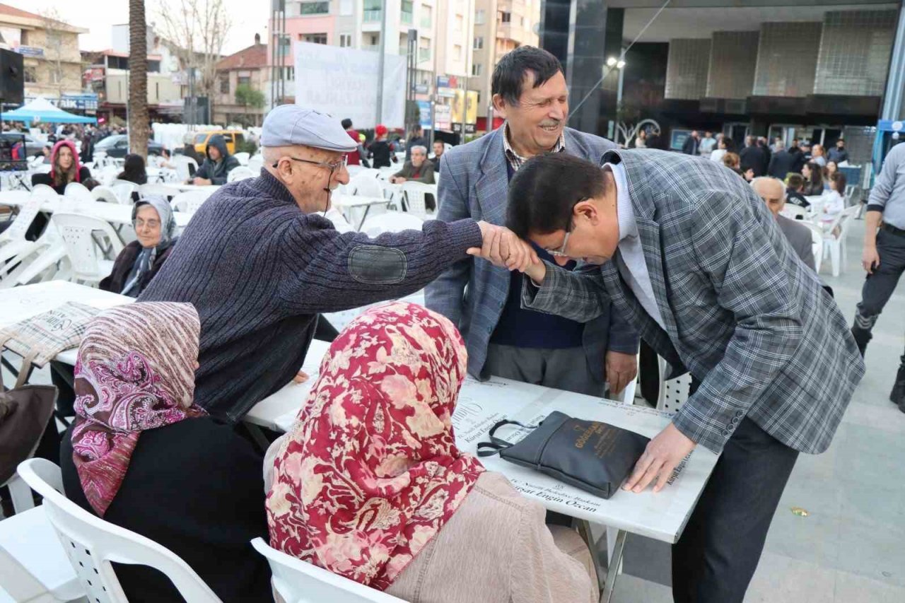 Nazilli’de ilk iftar Belediye Meydanı’nda yapıldı