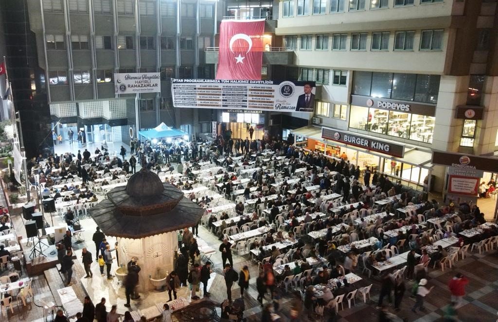 Nazilli’de ilk iftar Belediye Meydanı’nda yapıldı