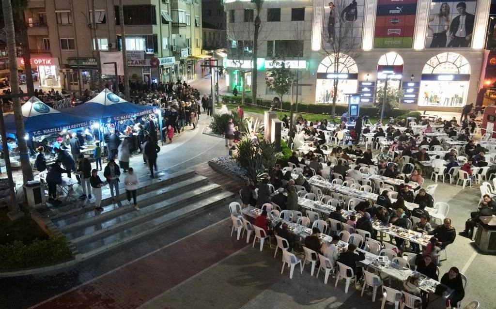 Nazilli’de ilk iftar Belediye Meydanı’nda yapıldı