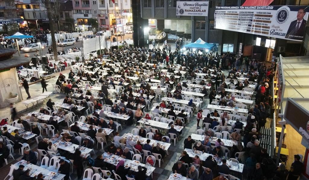 Nazilli’de ilk iftar Belediye Meydanı’nda yapıldı