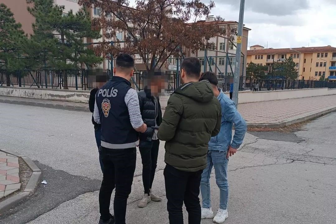 Okul önlerinde polis denetimi