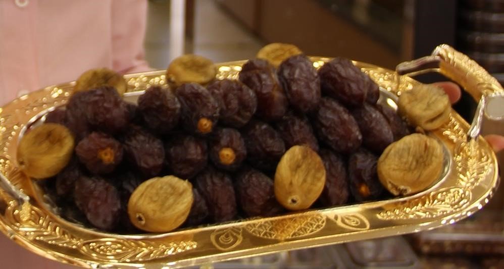 Sahur ile iftar arasındaki vakti daha rahat geçirmek isteyenler hurma tezgahına koştu