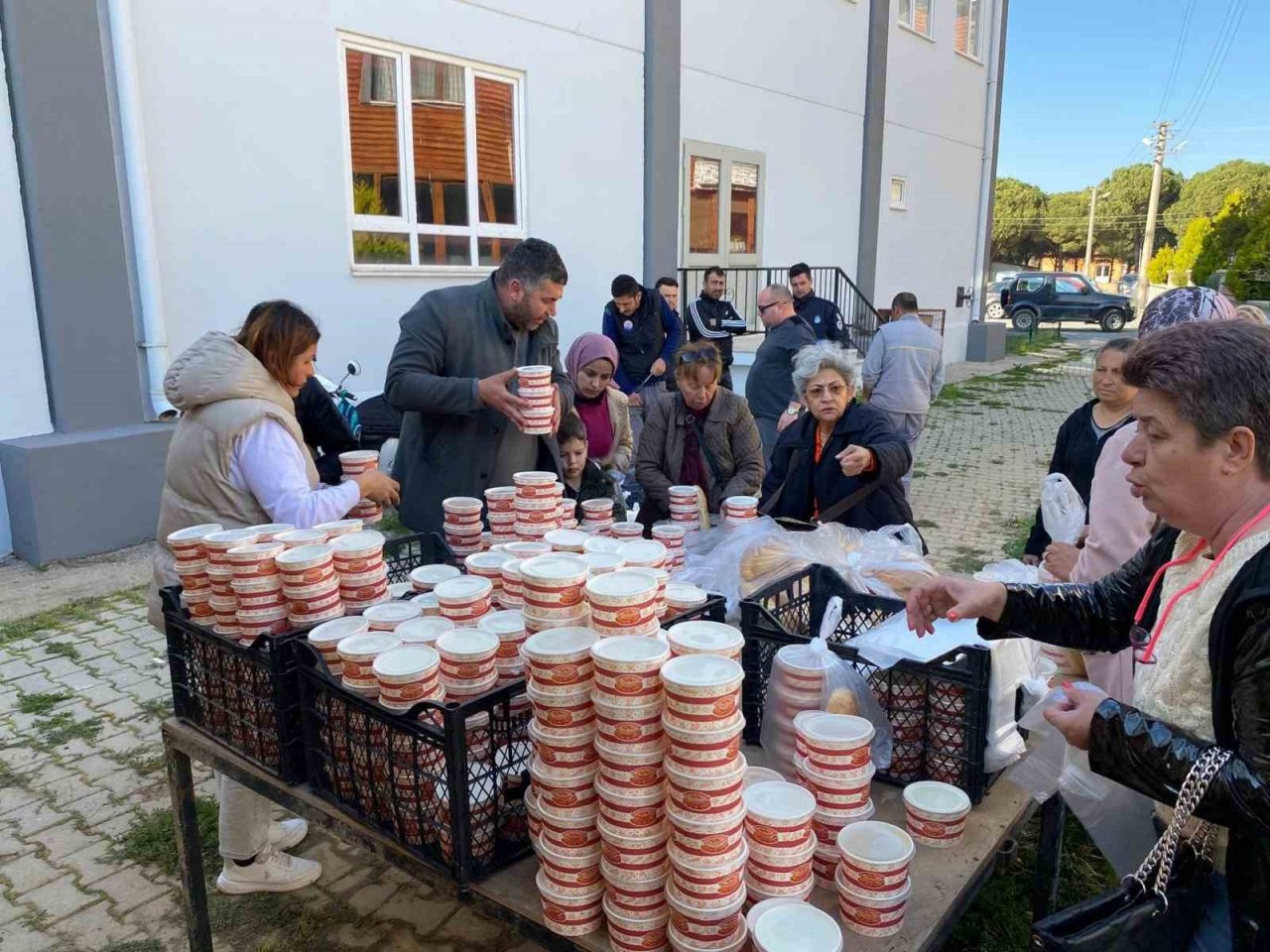 İhtiyaç sahiplerinin iftarlıklarını elleri ile hazırladılar