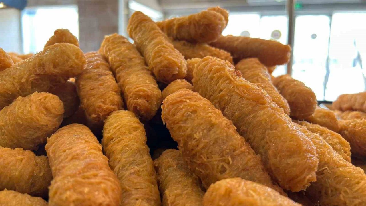 Erzurum’da iftar sofralarının vazgeçilmez tatlısı ‘kadayıf dolması’