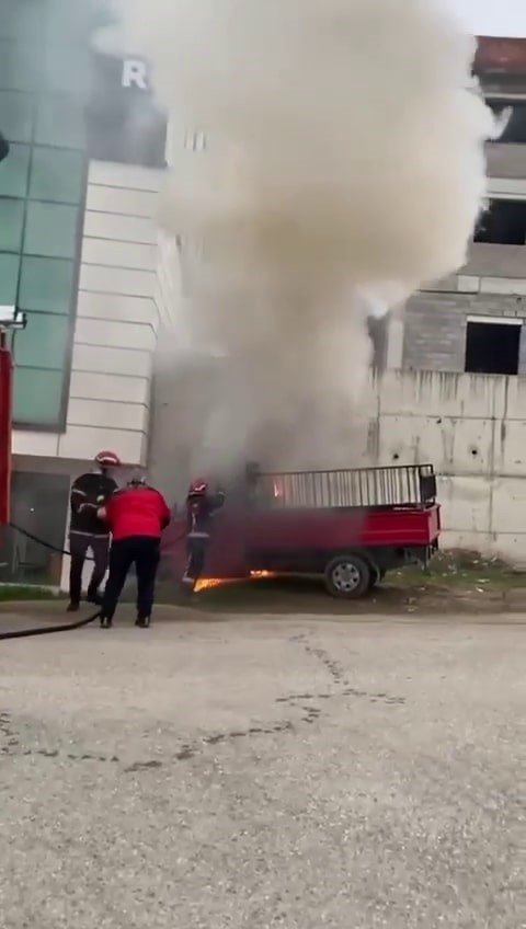 Park halindeki kamyonet işte böyle yandı