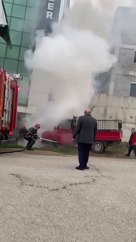 Park halindeki kamyonet işte böyle yandı