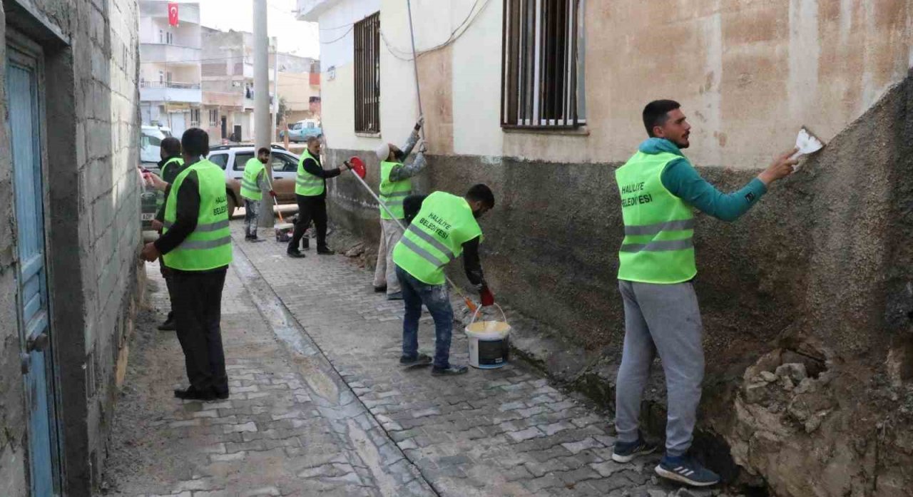 Selden zarar gören ev ve duvarlar boyanıyor