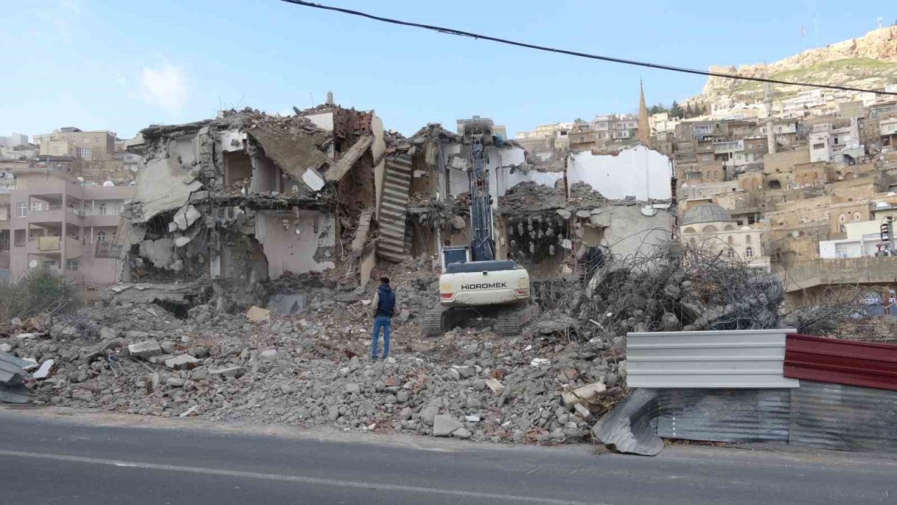 Mardin’in betonarmeleri bir bir yıkılıyor, tarihi doku ortaya çıkartılmaya devam ediyor