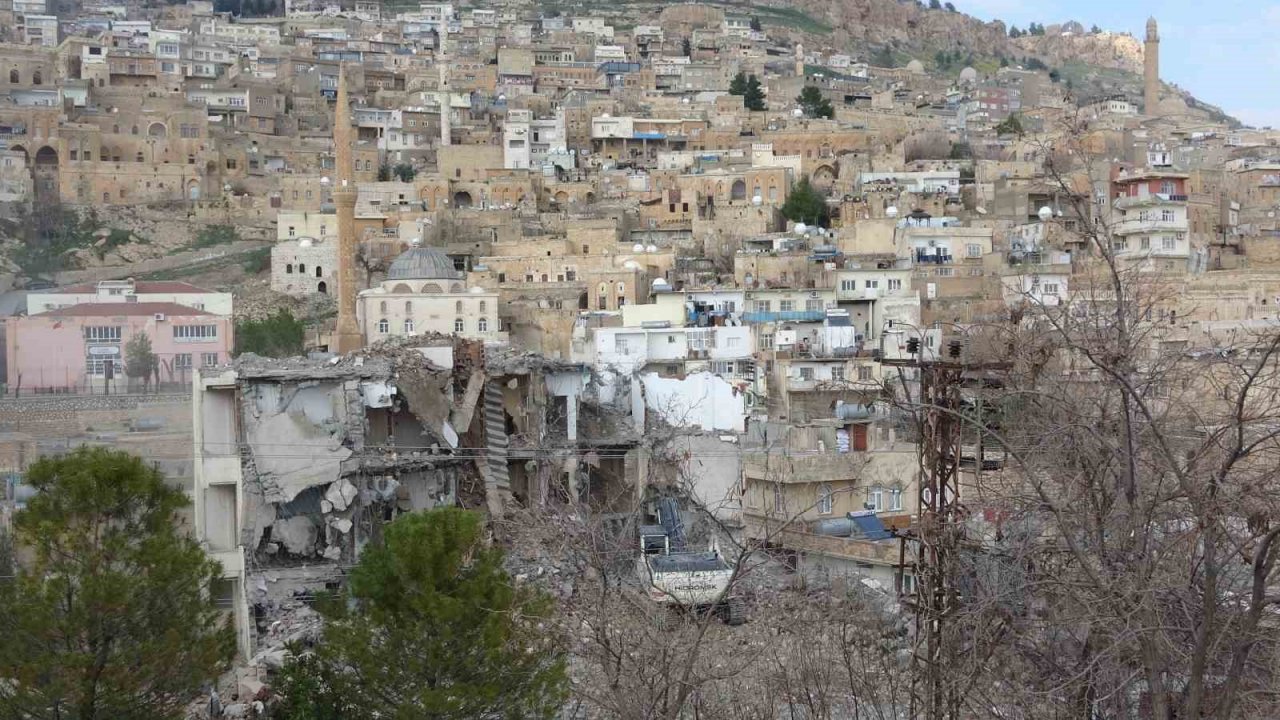 Mardin’in betonarmeleri bir bir yıkılıyor, tarihi doku ortaya çıkartılmaya devam ediyor
