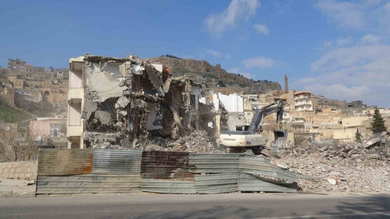 Mardin’in betonarmeleri bir bir yıkılıyor, tarihi doku ortaya çıkartılmaya devam ediyor