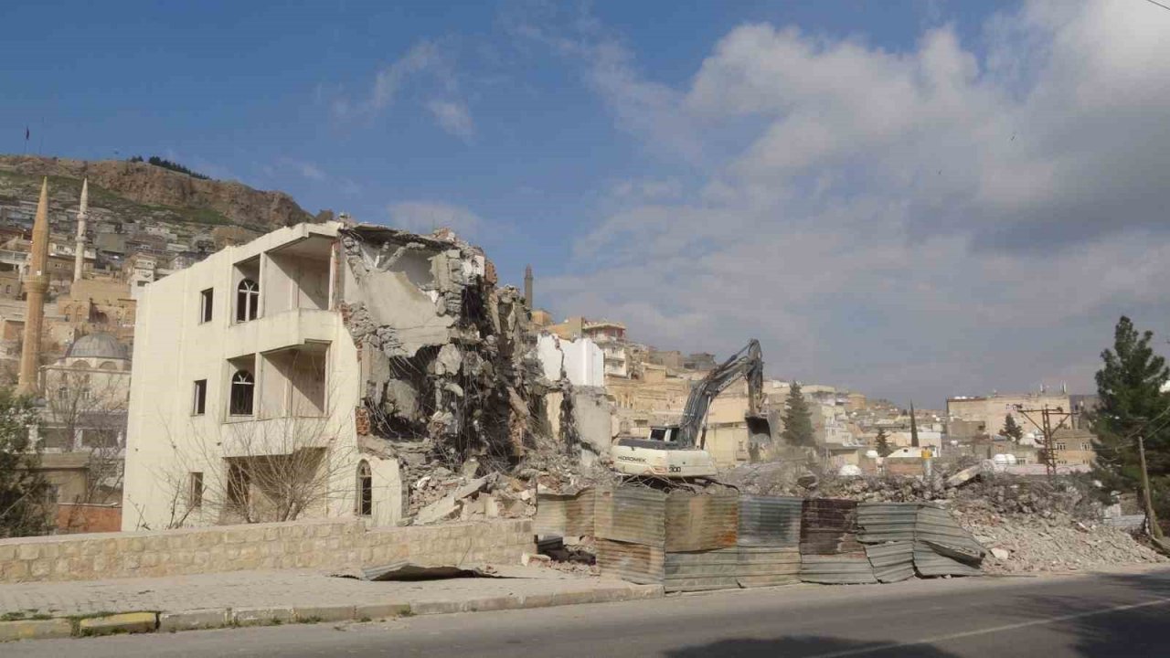 Mardin’in betonarmeleri bir bir yıkılıyor, tarihi doku ortaya çıkartılmaya devam ediyor