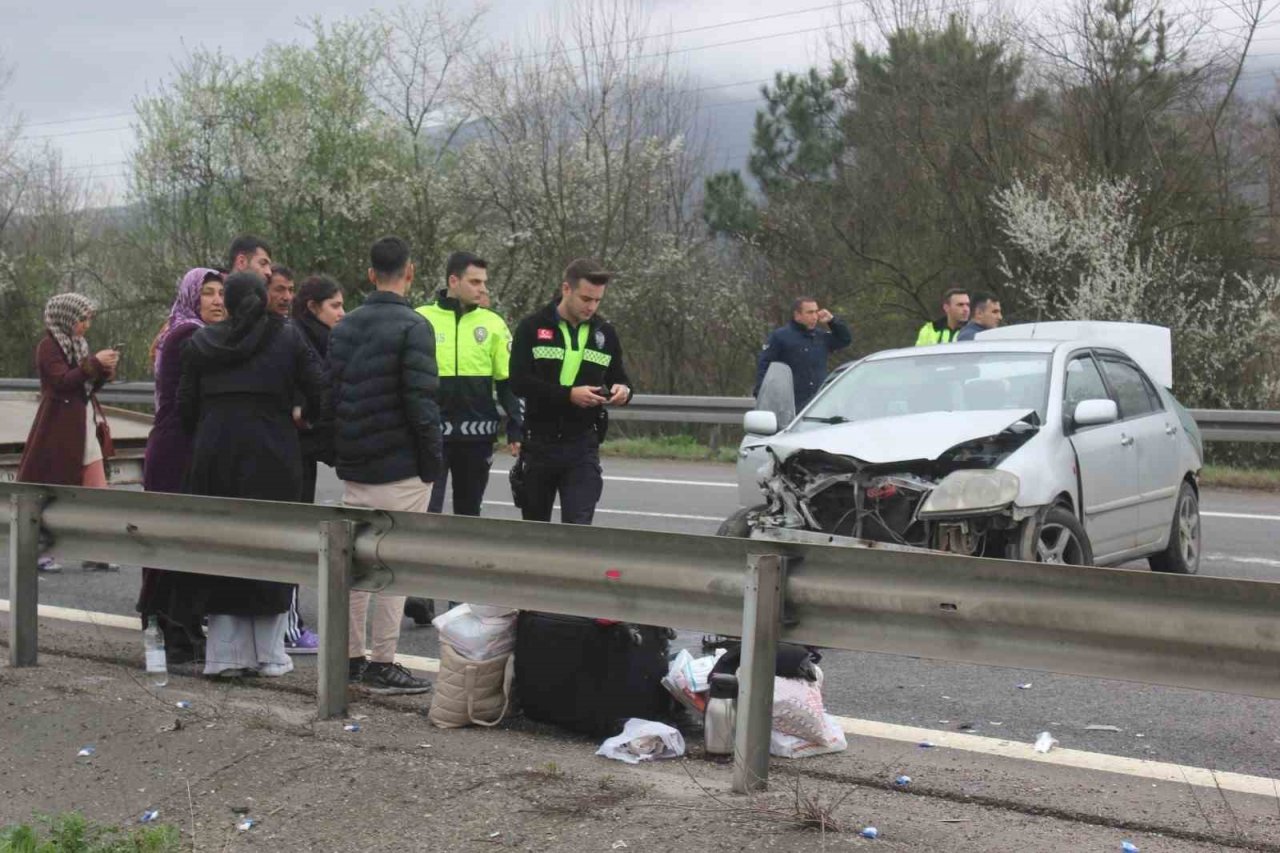 Otoyolda 7 kişinin bindiği otomobil hurdaya döndü